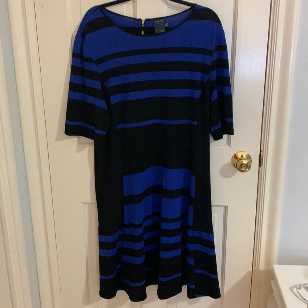 Great work, church, or conference dress. Super easy to pack for travel
